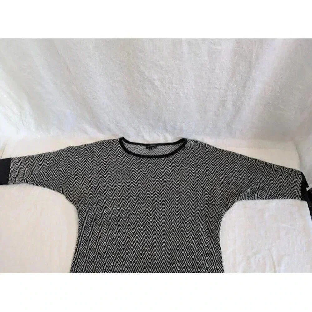 The Limited Black And White Chevron Pullover sweater women's size small SW3